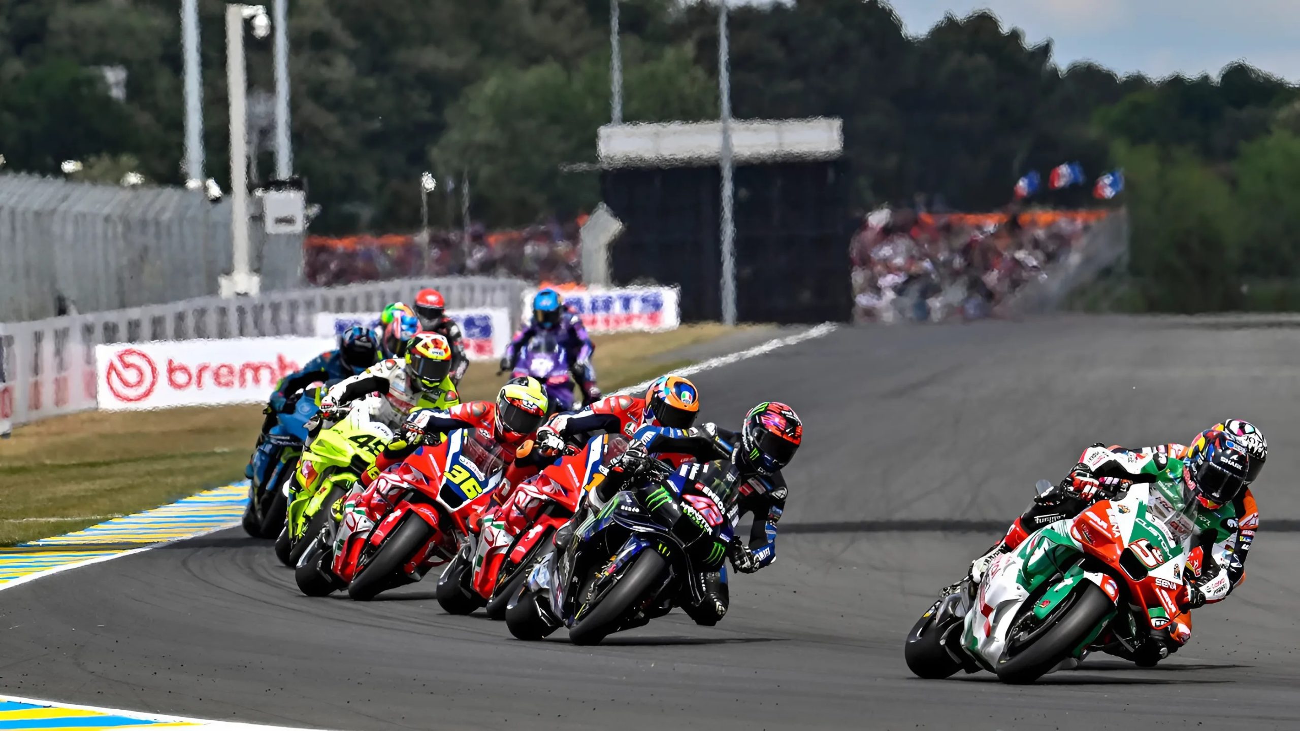 GP Gran Bretaña MotoGP 2025: ¡Bezzecchi Sorprende con Aprilia, Quartararo Llorando y una Batalla Épica por el Podio de Márquez!